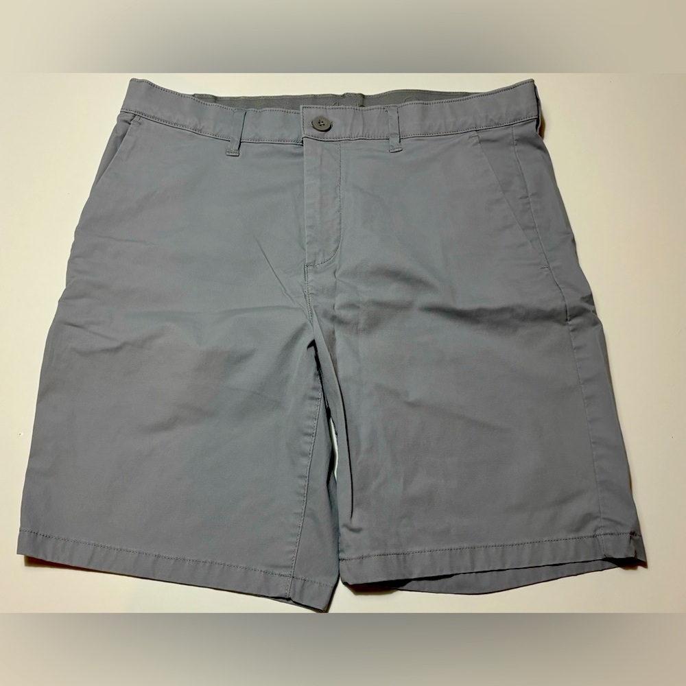 Calvin Klein Men's light gray. Flat Front Shorts Size 33. Brand new, never worn.